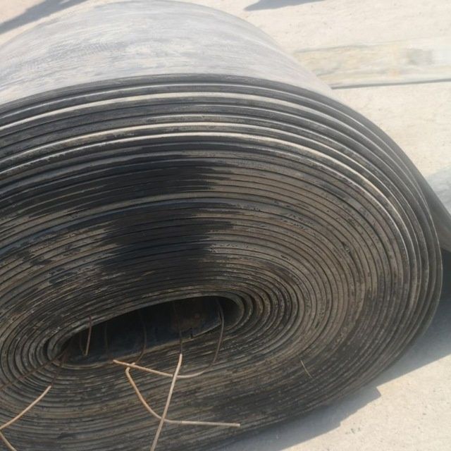 Корамоллар такига тагига ташашга тушашга резина сотилади