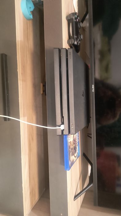 Vând PlayStation 4 Pro 1TB în stare impecabilă (ca nouă), achiziționată de pe Buy2play. Perfectă pentru pasionații de jocuri video!Folosit doar o luna