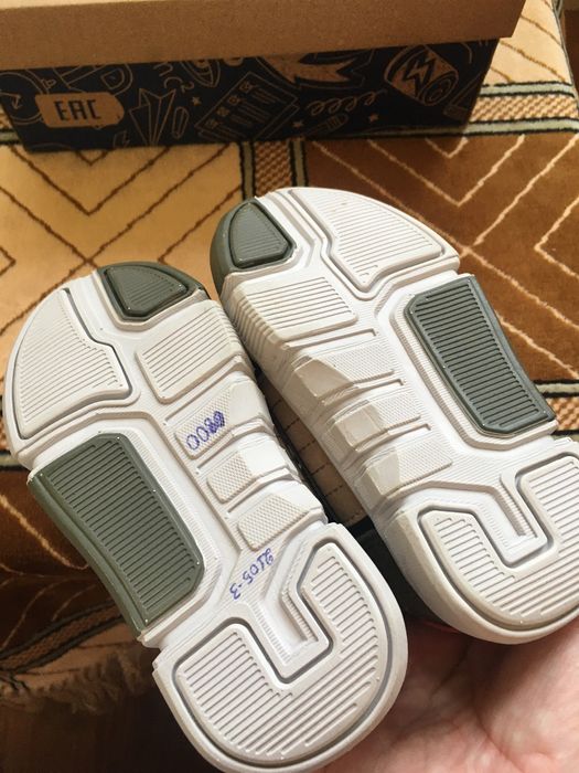 Новые детские кроссовки