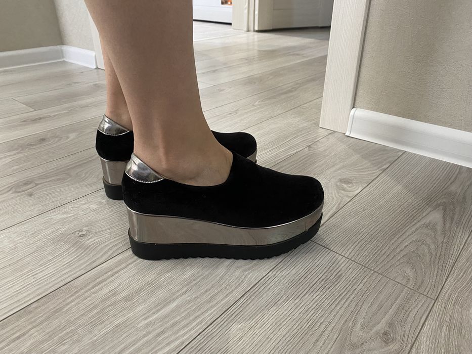 Продам лоферы туфли кроссовки