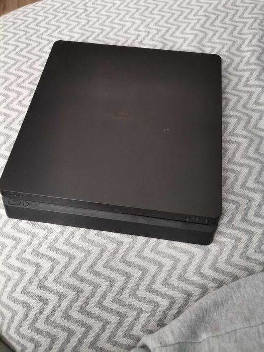 Ps4 500gb в отлично състояние с всички кабели и един джойстик.