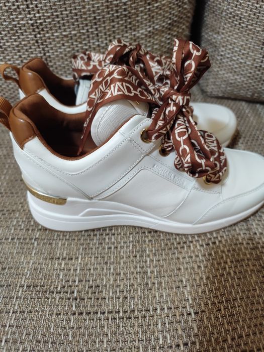 Vând adidași Michael Kors model  Women's Georgie Bow Trainer Sneakers