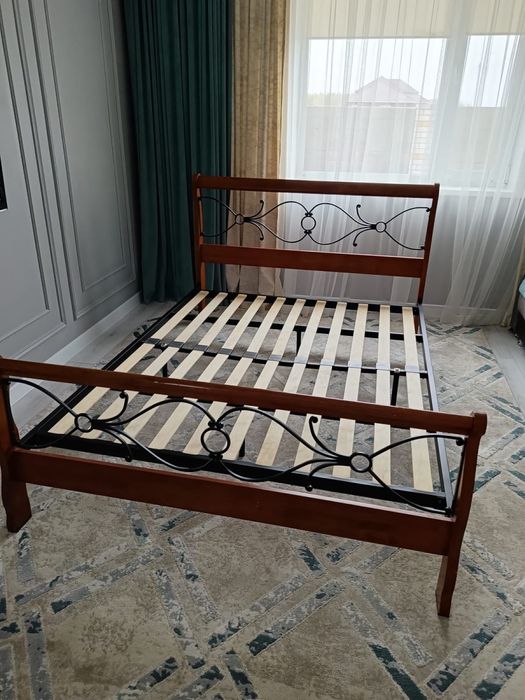 Продаю кровать с матрасом