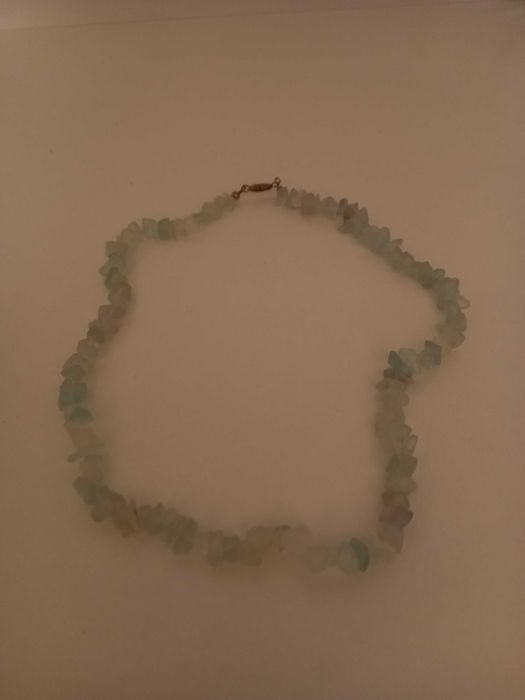 Бижута от естествени камъни-висулки, обици, гривна; гердани; гривни