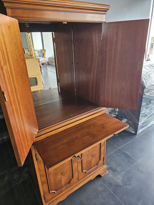 Шкаф за напитки изработен  с естествен  орехов фурнир