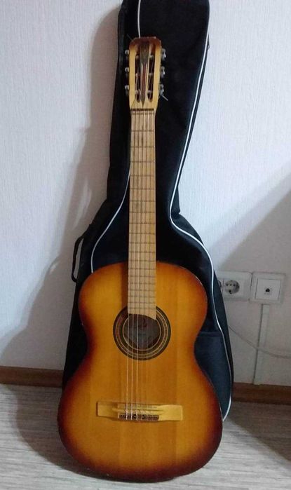 Продам классическую гитару