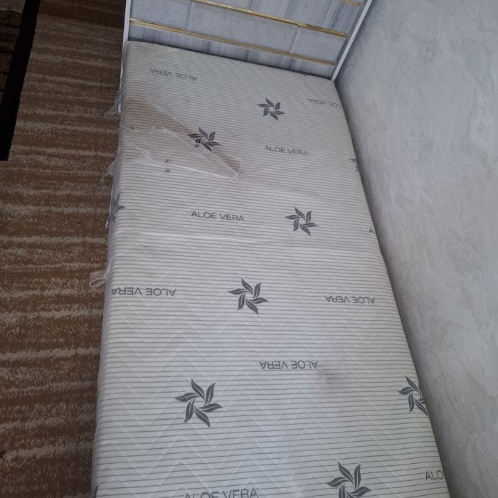 Yangi bir kishilik krovat matrasi bilan (2 dona bor)