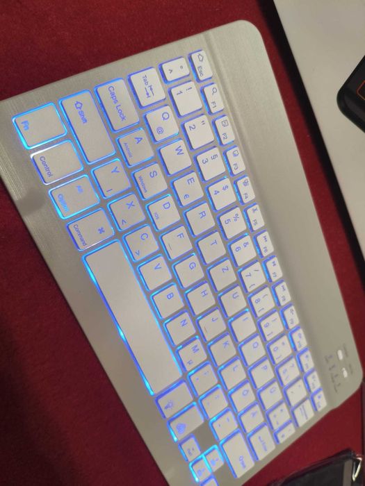 Tastatură Bluetooth Vobafe cu Suport Telefon și Iluminare  Gri Deschis