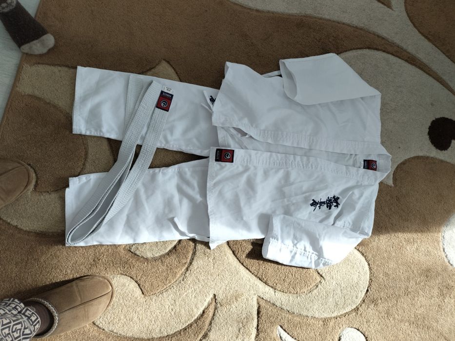 Продам форму каратэ на 8 или на 9 лет совершенно новая.