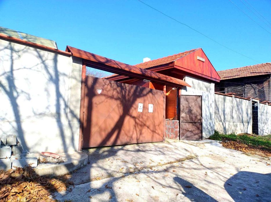 Продавам УПИ с  4 масивни къщи  и 3 постройки в с.Славщица до ЛОВЕЧ