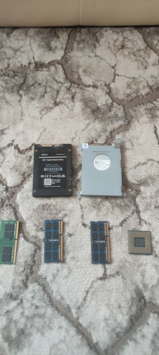 Vând 2x Ssd 3x GB RAM și un procesor Intel core a cincea generație