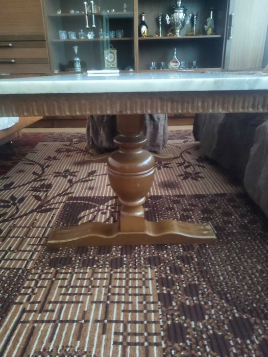 Старинна мраморна маса