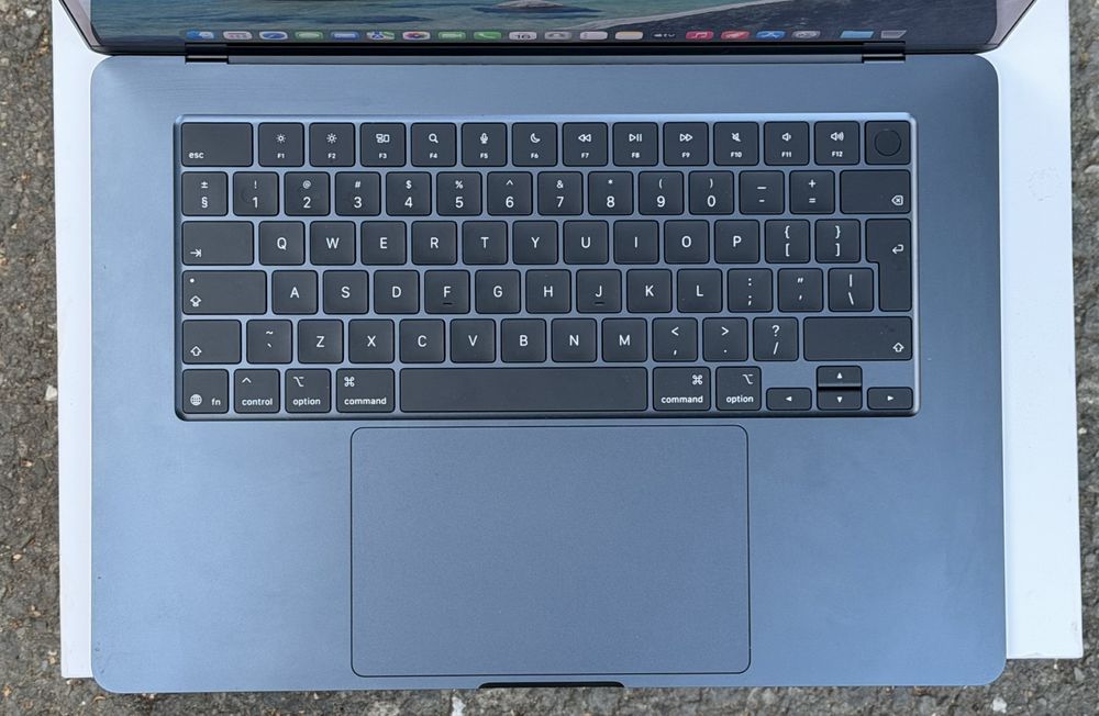 ГАРАНЦИОНЕН!!! Apple MACBOOK AIR 15” M5, 16GB RAM, 512GB SSD, Midnight + Apple Magic mouse + Чанта