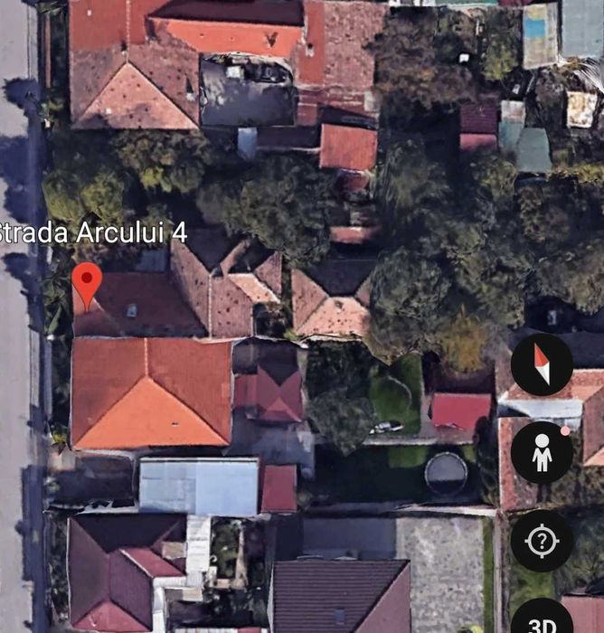 Vand casa cu 2 cladiri , curte si 2 intrari