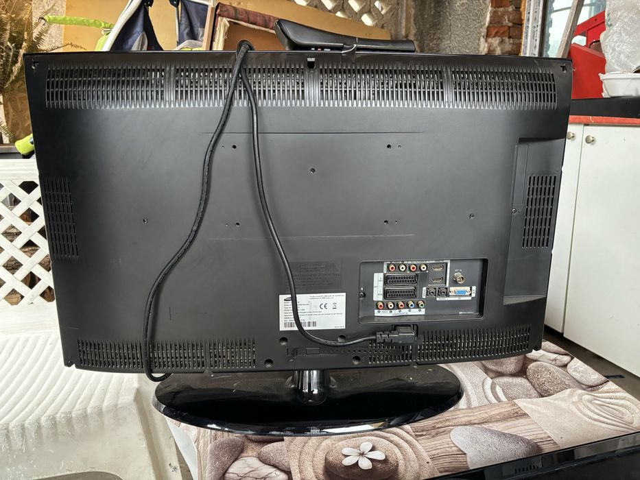 Продавам телевизор Samsung 32 инча