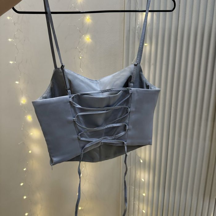 Нежно-голубой сатиновый топ