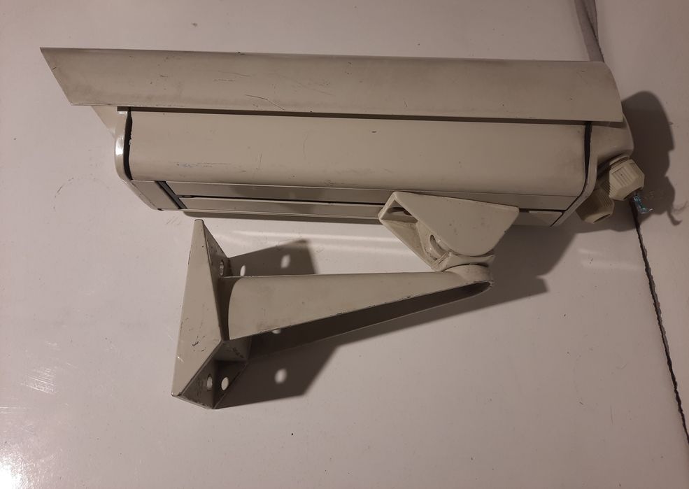 Кутия - кожух с камера за видеонаблюдение със стойка и отопление