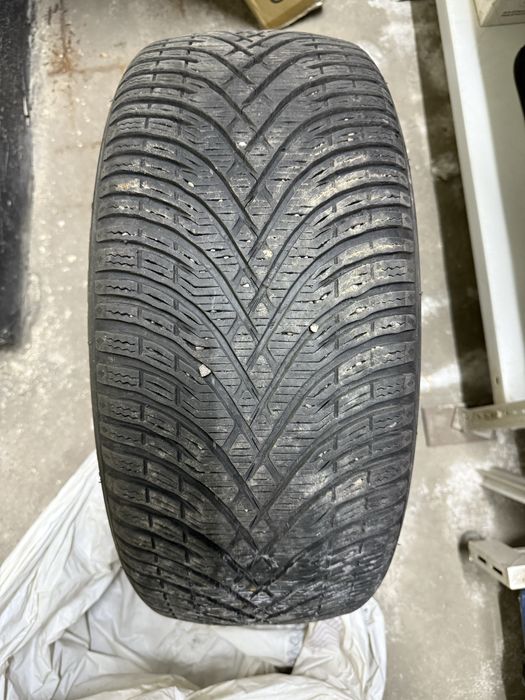 Продам зимние шины 235/45/18