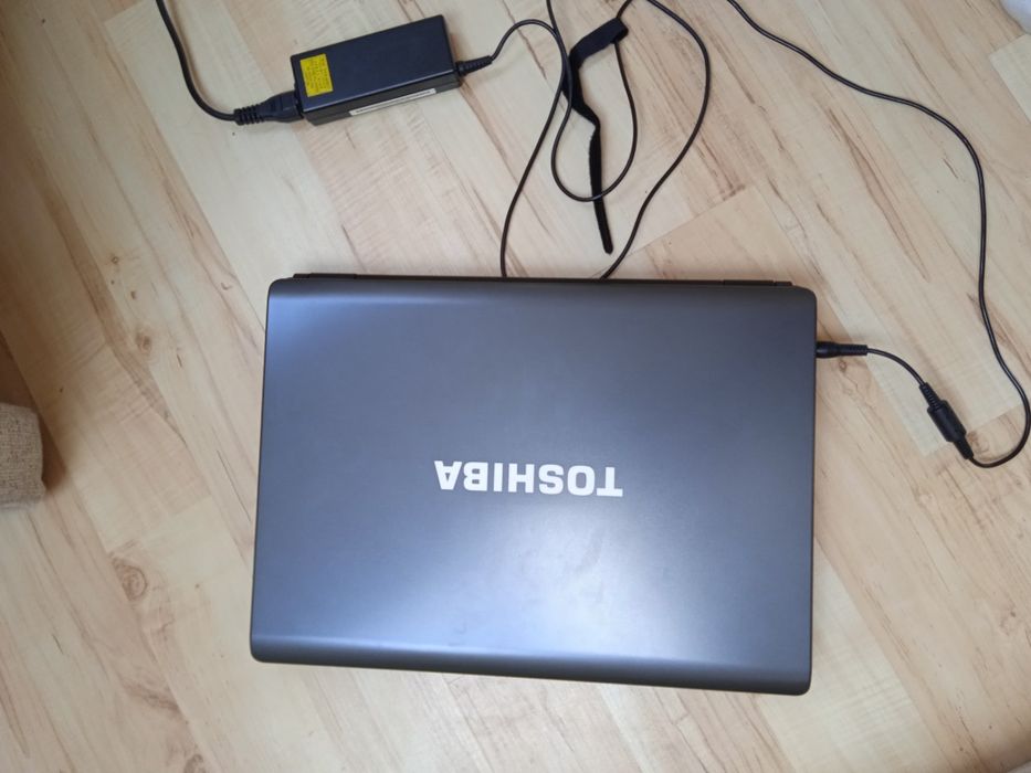 Laptop Toshiba satellite   + geanta targus bussines in stare perfecta  30 de bucati