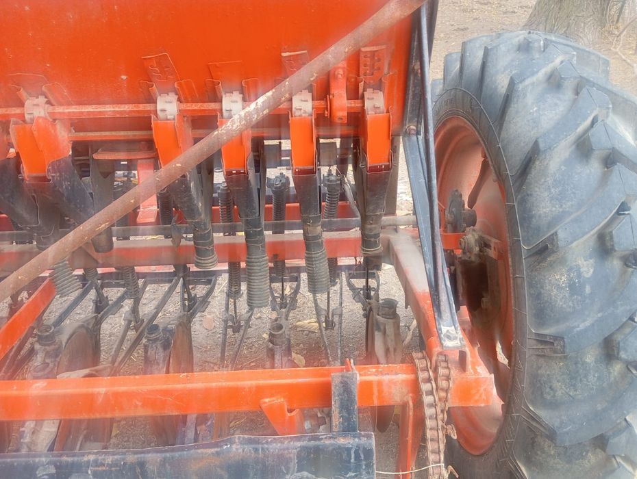 Сеялка для посева семян.