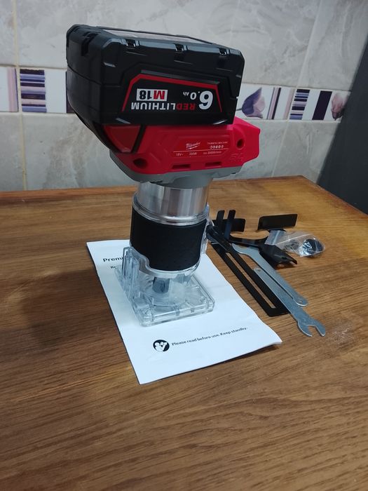 Freza pentru canturi Milwaukee cu o baterie de 6A Nou