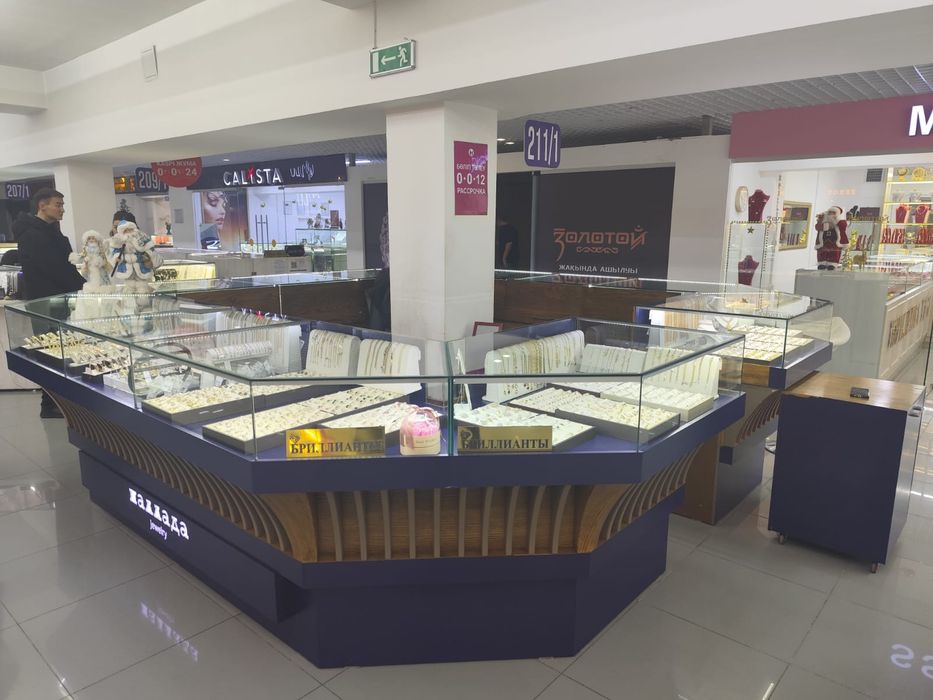 Витрина островок б. У.