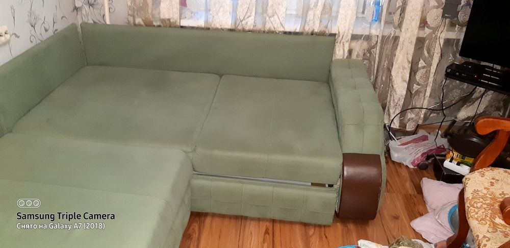 Продам срочно угловои диван
