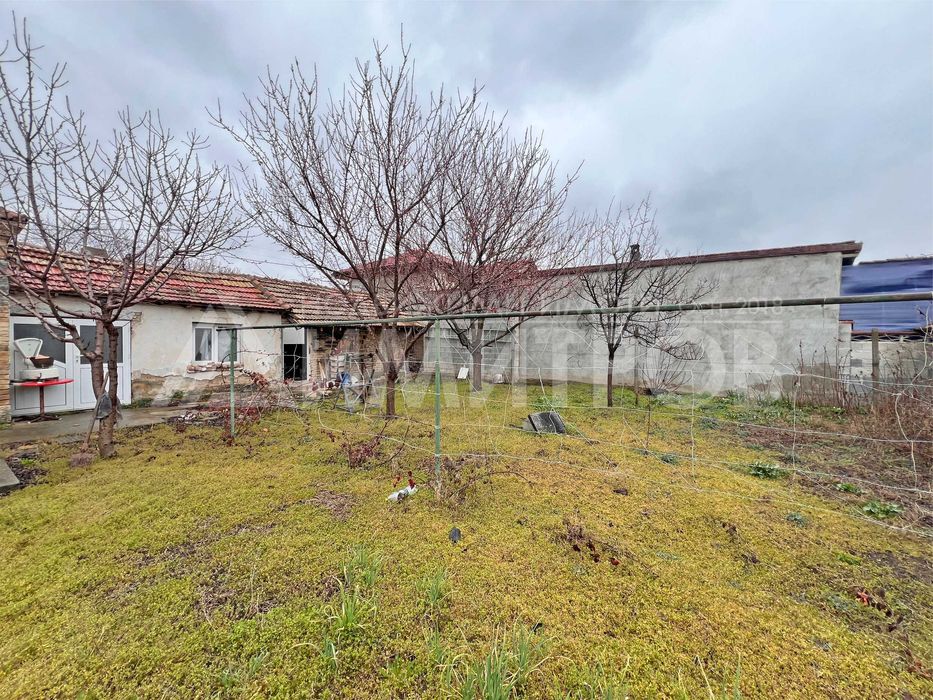 Продава напълно самостоятелна къща с двор в гр. Нови пазар в Добруджанския квартал на града.