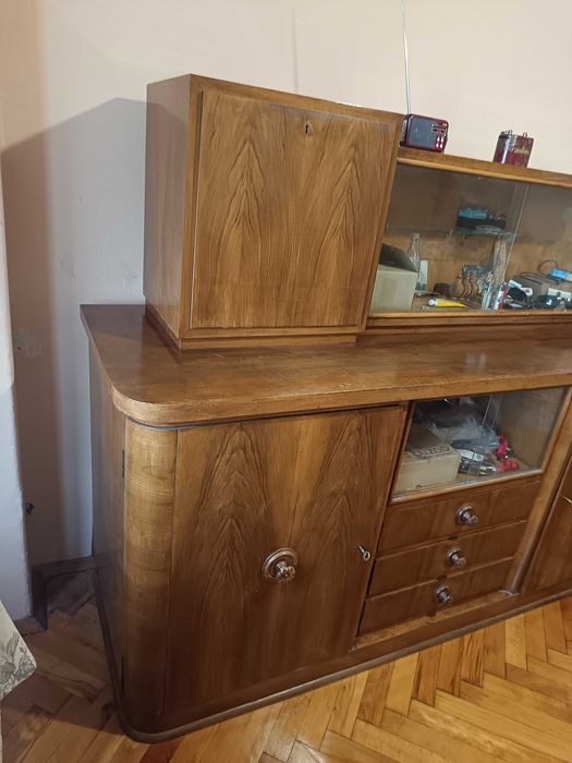 Продава се Красив Дървен Бюфет Орех 180 x 60 см Скрин Мебел