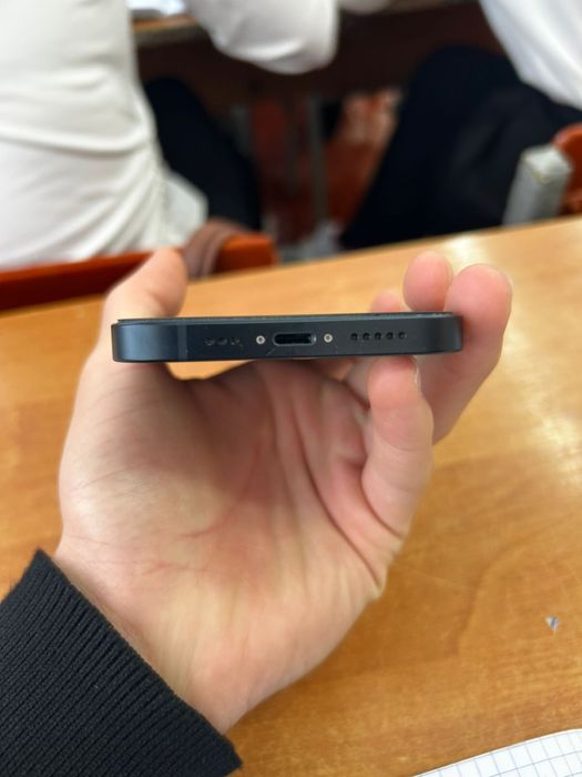 Продам Айфон 13