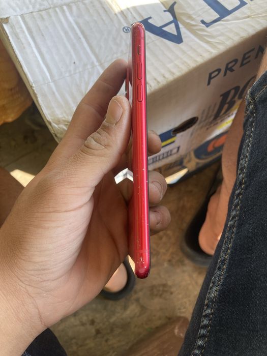 Vand iphene 11 rosu perfenct pentru tine