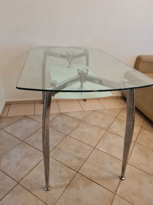 Стъклена трапезарна маса