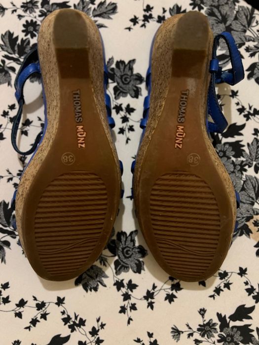 Босоножки на танкетке