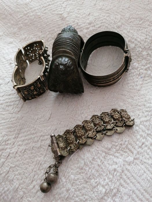 Стари български сребърни гривни