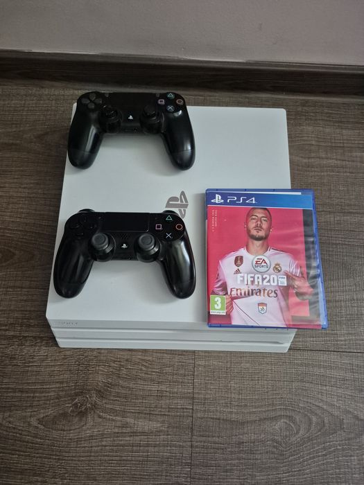Vând PlayStation 4 white pro