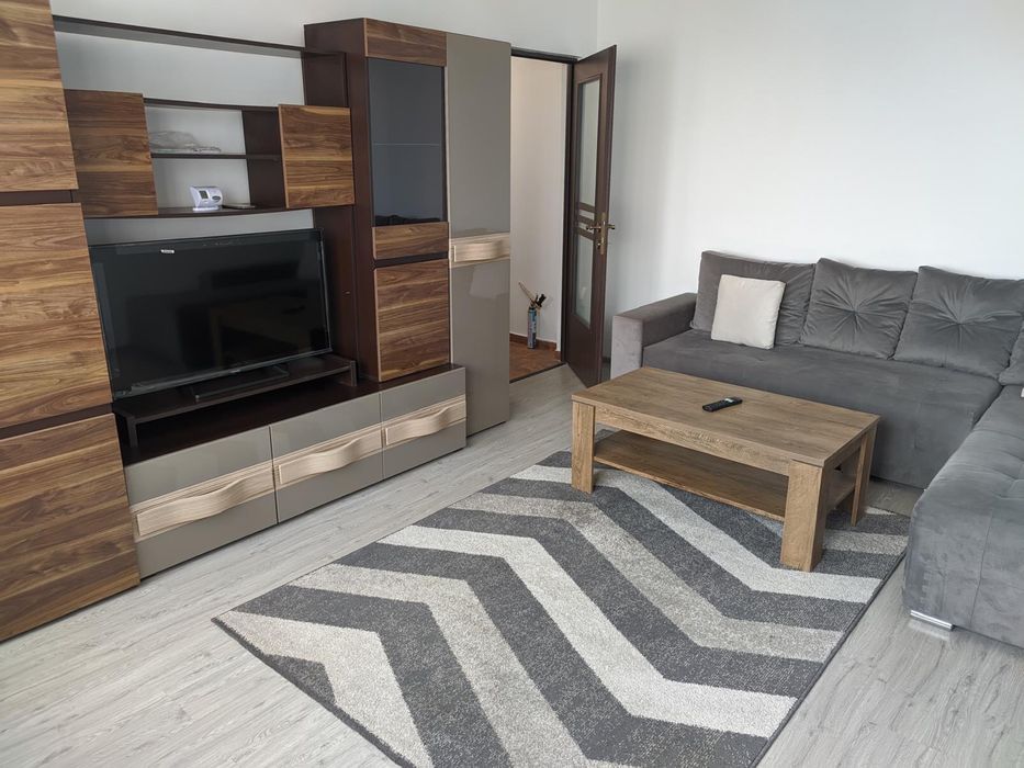 Închiriez apartament 3 camere – zonă centrală