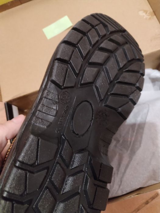 Работни обувки с метално бомбе