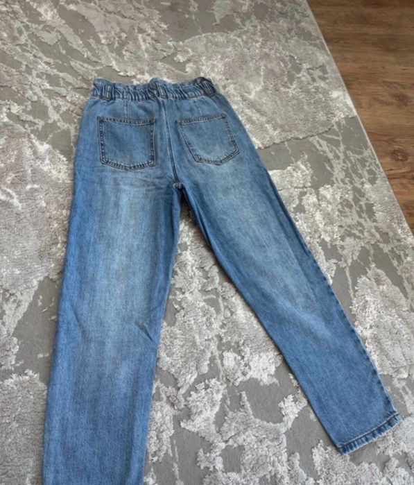 Blugi boyfriend cu detaliu la nasture