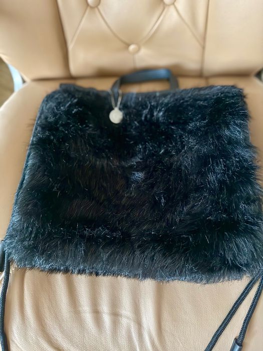 Пухена черна чанта