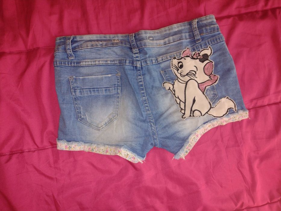 Къси дънкови гащи