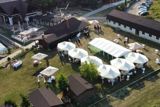 Cort Mese Scaune Becuri Farfurii Podea