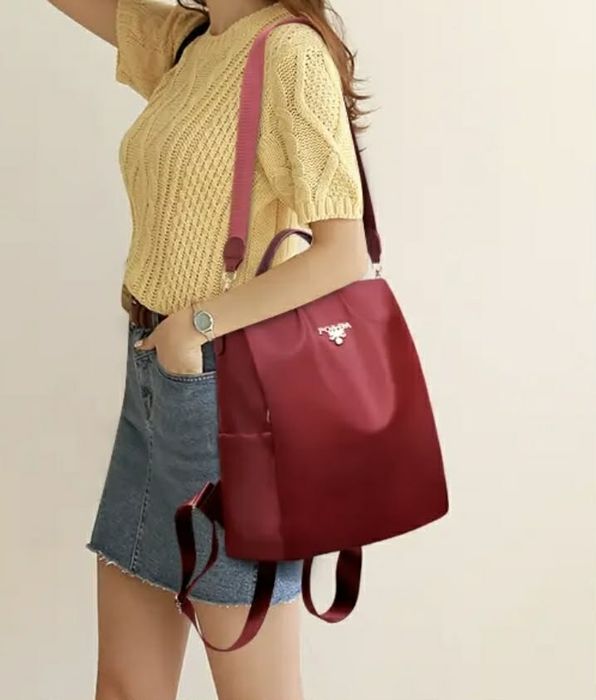 Елегантна дамска раница в бордо - стилна и практична