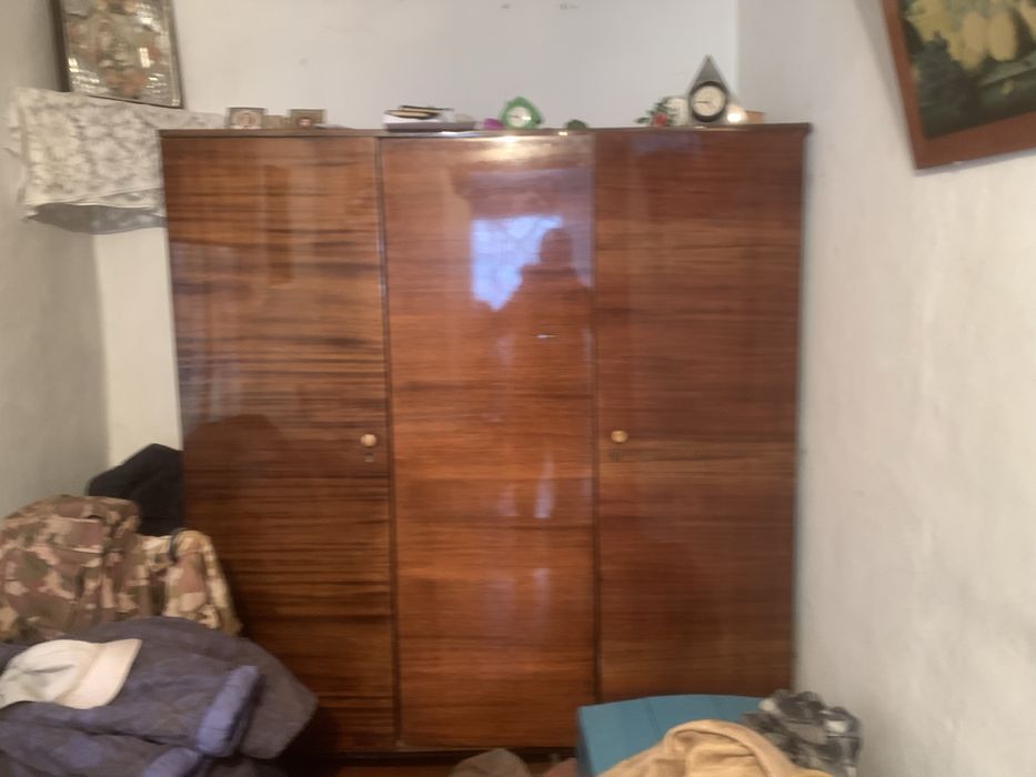 Продам шифонер журналь стол  крулый стол ковры 3 штуки