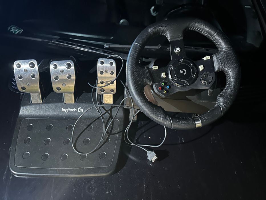 Продавам геймърски волан Logitech G,  педали механична скоростна кутия