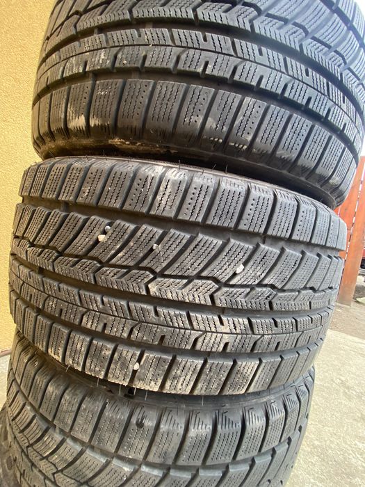 Vând anvelopare 225.35.19