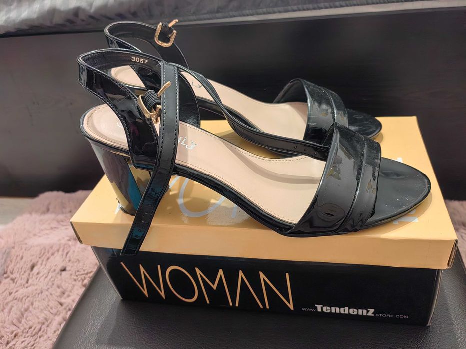 Черни лачени сандали на ток