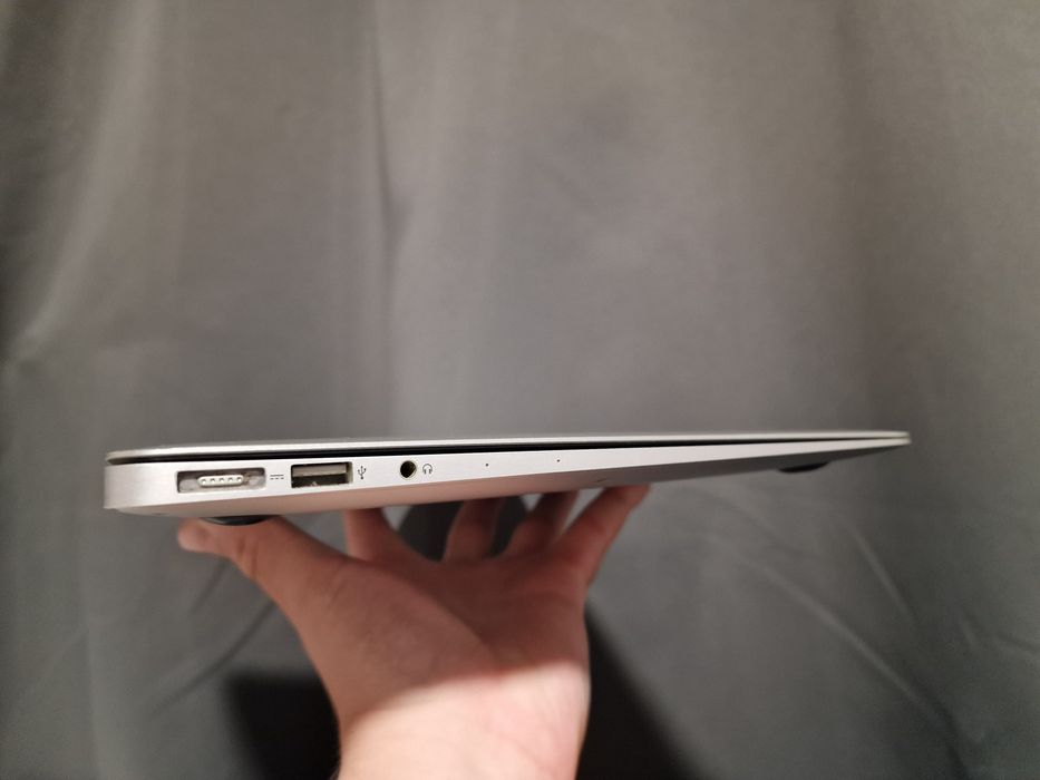 MacBook Air 13" (2014) - Intel i5 / 8GB RAM / 128GB SSD - Stare foarte bună