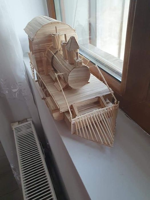 Locomotiva creata din bete de cafea