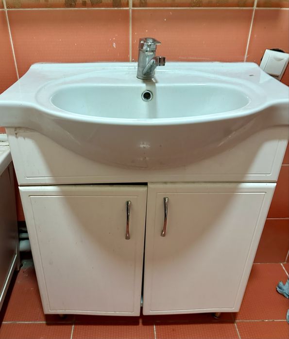 Продам тумбу с раковиной ванной и зеркалом