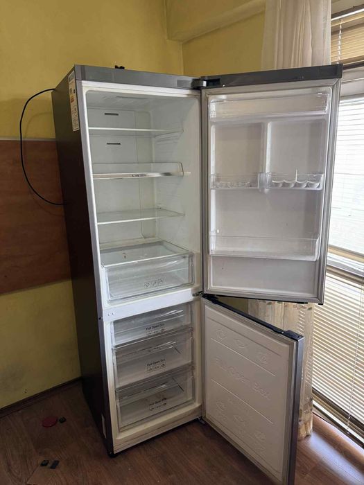 Хладилник с долна камера